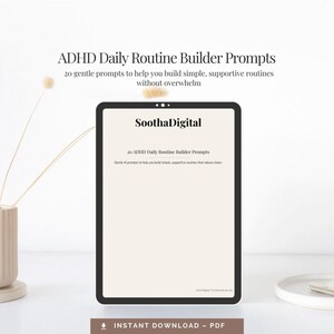 Op de afbeelding: Een digitale tablet toont de tekst "ADHD Daily Routine Builder Prompts" en "SoothaDigital". Het scherm toont prompts om eenvoudige routines op te bouwen. De onderkant van de afbeelding luidt "INSTANT DOWNLOAD - PDF."