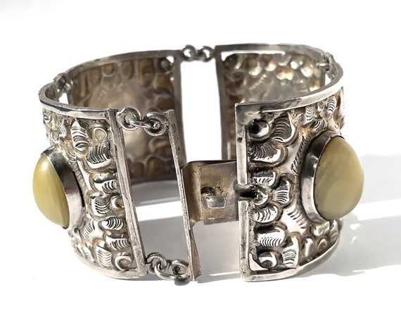 Mexican Sterling Silver Onyx Repousse Bracelet,Vi… - image 3