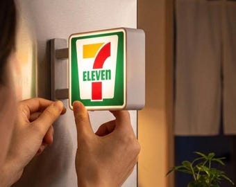 Imán mini LED para nevera de 7-Eleven de 4 cm – Letrero luminoso de tienda de conveniencia, decoración estética japonesa, imán kawaii para nevera, regalo de Tokio
