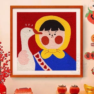 Könnte beinhalten: Gerahmtes Kunstwerk mit einer Illustration einer Person in gelber Haube und blauem Hemd, die von einer weißen Gans geküsst wird. Der Hintergrund ist rot, und das Kunstwerk befindet sich in einem Holzrahmen.
