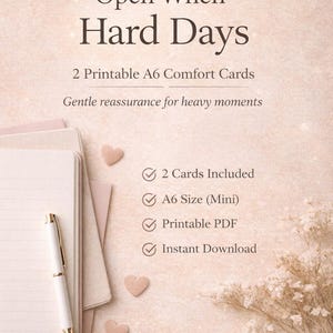 Peut inclure: Image aux tons doux avec un bloc-notes, un stylo et des décorations en forme de cœur. Le texte indique "Open When - Hard Days" et "2 Printable A6 Comfort Cards". Le texte supplémentaire comprend "2 Cards Included", "A6 Size (Mini)", "Printable PDF" et "Instant Download".