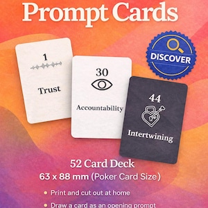 Op de afbeelding: Een kaartspel "One Word Prompt Cards" met drie zichtbare kaarten, elk met een woord en een nummer. De kaarten zijn 6,3 x 8,8 cm (pokerkaartformaat). De woorden zijn "Vertrouwen", "Verantwoordelijkheid" en "Verweven". Een blauwe "Ontdek"-badge is ook zichtbaar.