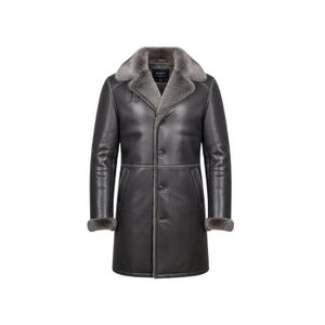 Puede incluir: Un abrigo de cuero gris carbón con cuello y puños de borrego gris. El abrigo tiene una parte delantera abotonada y un corte entallado. El forro de borrego es visible en el cuello y los puños. Un abrigo de invierno clásico.