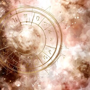 Puede incluir: Una rueda zodiacal dorada con símbolos astrológicos, sobre un fondo de acuarela en tonos rosas y marrones. El intrincado diseño de la rueda y el tema celestial crean una estética mística y artística.