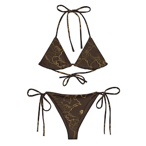 Könnte beinhalten: Braunes zweiteiliges Bikini-Set mit goldenem Marmormuster. Das Oberteil ist ein Neckholder-Modell mit Dreiecks-Cups und Bindebändern. Das Unterteil ist im klassischen Bindestil gehalten.