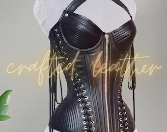 Top corsé de piel de oveja negra, con cordón para ajustar la cintura.