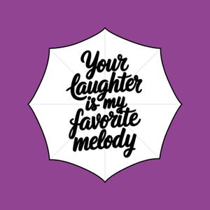 Op de afbeelding: Een witte parapluvormige afbeelding met de tekst "Your laughter is my favorite melody" in zwart cursief schrift, tegen een paarse achtergrond. De paraplu heeft een segmentontwerp.