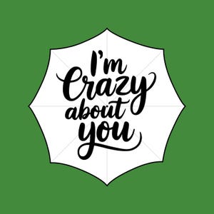 Puede incluir: Un gráfico blanco en forma de paraguas con la frase "I'm Crazy about You" en letras negras sobre un fondo verde liso. El diseño es sencillo y audaz, adecuado para diversas aplicaciones.
