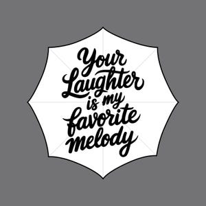 Op de afbeelding: Een wit paraplu-vormig ontwerp met de tekst "Your Laughter is my favorite melody" in zwart cursief schrift. Het ontwerp is geplaatst tegen een grijze achtergrond.
