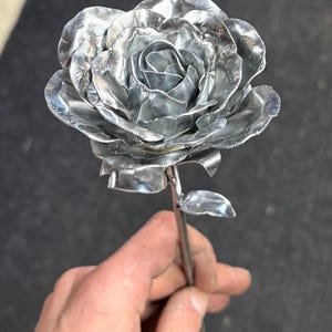 Rosa eterna de metal hecha a mano: regalo de San Valentín o aniversario.