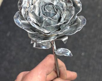 Rose éternelle en métal faite main - Saint Valentin / cadeau d'anniversaire