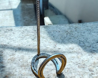 Porte-serviettes en papier rustique fait main avec barres d'armature en fer à cheval, décoration d'intérieur, cuisine fonctionnelle de style campagnard