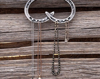 Porte-bijoux fait main avec collier fer à cheval