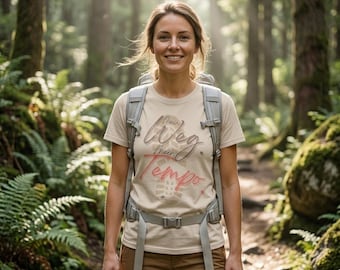 Own Pace T-Shirt – Wanderstiefel Abdruck Motiv – Wildpfad Adventure – Outdoor Statement Shirt – Geschenk für Wanderer