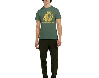 Lion Mind Shirt -  „King of My Own Adventure“ – Minimalist Lion Design – Wildpfad Adventure T-Shirt
