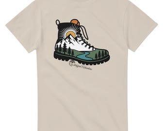 Trailblazer Vibes T-Shirt – Wanderstiefel Berg Design – Wildpfad Adventure Outdoor Shirt – Hiking Natur Shirt – Geschenk für Wanderer