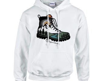 Trailblazer Hoodie – Wanderstiefel Berg Design  – Wildpfad Adventure Outdoor Hoodie – Hiking Natur Pullover – Geschenk für Wanderer