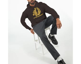 Lion Mind Shirt -  „King of My Own Adventure“ – Minimalist Lion Design –  Statement Kapuzenpullover, Wildpfad Adventure