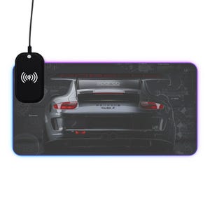 Peut inclure: Tapis de souris rectangulaire avec un design de voiture Porsche Turbo S grise. Le tapis est équipé d'un composant de chargement sans fil et d'un bord violet brillant. Le fond comprend des graphiques de type plan.