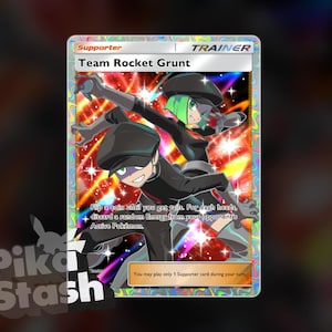Może przedstawiać: Holograficzna karta kolekcjonerska Pokémon z postaciami Team Rocket Grunt. Karta ma srebrną obwódkę i kolorowe tło z tekstem "Team Rocket Grunt" i "Trainer". Tekst na karcie opisuje jej funkcję w grze.