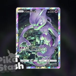 Puede incluir: Una carta coleccionable Pokémon holográfica con Mewtwo, una criatura humanoide púrpura. La carta muestra el texto "Mewtwo" y "Power Blast", con un fondo de paisaje urbano. La carta tiene 120 PS.