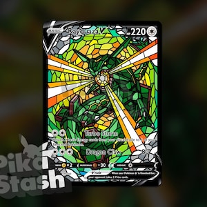 以下が含まれることがあります： ステンドグラス風のデザインの、Rayquaza V ポケモンカード。緑色のドラゴン風の生き物が描かれ、黄色とオレンジのアクセントが施されています。カードには「Turbo Storm」と「Dragon Claw」の文字があり、HPは220です。