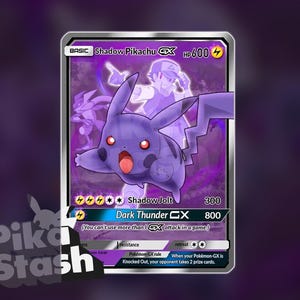 Peut inclure: Carte de collection avec un personnage Shadow Pikachu GX violet. La carte a une bordure argentée et du texte comme "Shadow Jolt" et "Dark Thunder GX". Le fond est un dégradé de couleurs violettes.