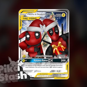 Könnte beinhalten: Eine Pokémon-Sammelkarte mit Pikachu und Deadpool mit Weihnachtsmützen. Die Karte trägt die Aufschrift "Merry Christmas" und "Katana-Rama CX". Die Charaktere sind rot und schwarz mit weißen Akzenten, die ein Geschenk halten.