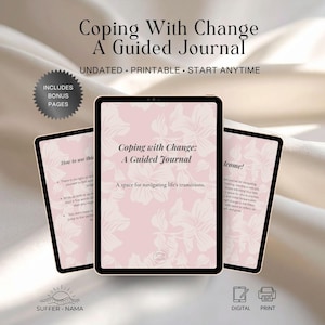 Op de afbeelding: Een digitale en printbare geleide journal getiteld "Coping With Change" met een bloemenontwerp. Het journaal wordt weergegeven op drie tablets, met de tekst op de omslag "Coping with Change: A Guided Journal". Inclusief bonuspagina's.