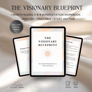 以下が含まれることがあります： 「The Visionary Blueprint」ワークブックを表示する3つのデジタルタブレット。表紙にはタイトルと太陽のグラフィックが描かれています。ワークブックは日付なし、印刷可能で、ボーナスページが含まれています。タブレットはニュートラルな背景に配置されています。