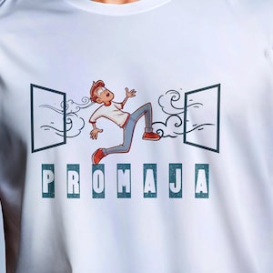 Könnte beinhalten: Weißes T-Shirt mit einer Cartoon-Illustration einer Person, die durch ein Portal springt. Die Person trägt ein weißes Oberteil, blaue Jeans und rote Schuhe. Das Wort "PROMAJA" ist in grünen Blockbuchstaben gedruckt.