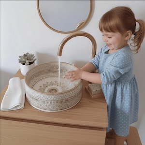 Handgefertigtes marokkanisches Keramikgefäß Waschbecken, Kupferablauf, Boho Farmhaus-Stil