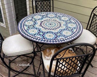 Mesa redonda marroquí de mosaico hecha a mano – Muebles auxiliares con detalles de azulejos estilo boho