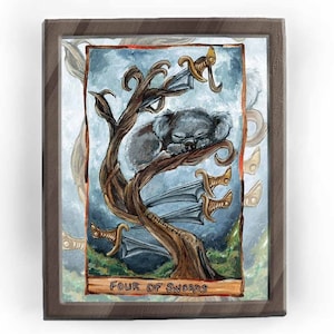 Koala Bear Print, Boomkunst, Wildlife Wall Art, Vier van Zwaarden Tarotkaart, Australische Dierenillustratie, Animisme Tarot Cadeau, Bosdecor