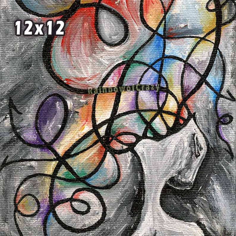 Op de afbeelding: Abstract schilderij op canvas met zwarte lijnen en kleurrijke swirls op een grijze achtergrond. Het schilderij is 12 inch bij 12 inch.
