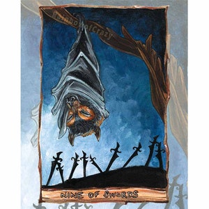 Op de afbeelding: Een tarotkaartillustratie met een vleermuis die ondersteboven aan een tak hangt tegen een donkerblauwe achtergrond. De kaart is onderaan gemarkeerd met "NINE OF SWORDS", met silhouetten van zwaarden op de voorgrond. Het kunstwerk is gesigneerd "RainbowofCrazy".