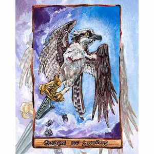 Puede incluir: Una ilustraci&oacute;n de carta de tarot que representa a la Reina de Espadas. La carta presenta un &aacute;guila pescadora marr&oacute;n y blanca con una espada en sus garras, sobre un fondo de cielo nublado morado y azul.