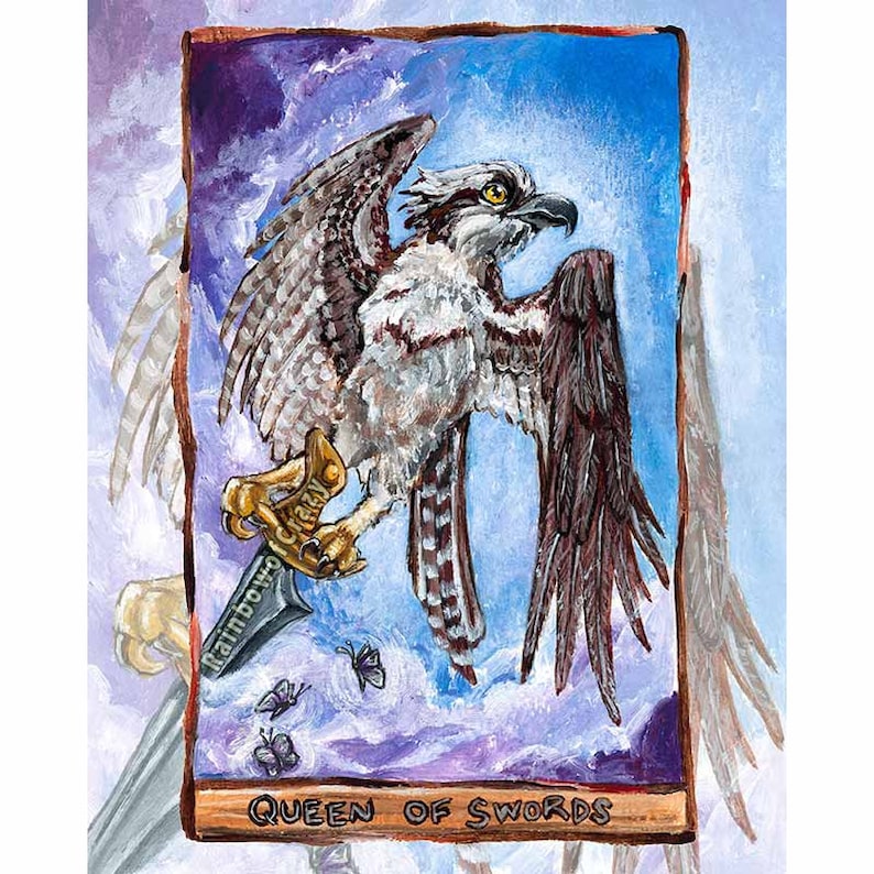 Puede incluir: Una ilustraci&oacute;n de carta de tarot que representa a la Reina de Espadas. La carta presenta un &aacute;guila pescadora marr&oacute;n y blanca con una espada en sus garras, sobre un fondo de cielo nublado morado y azul.