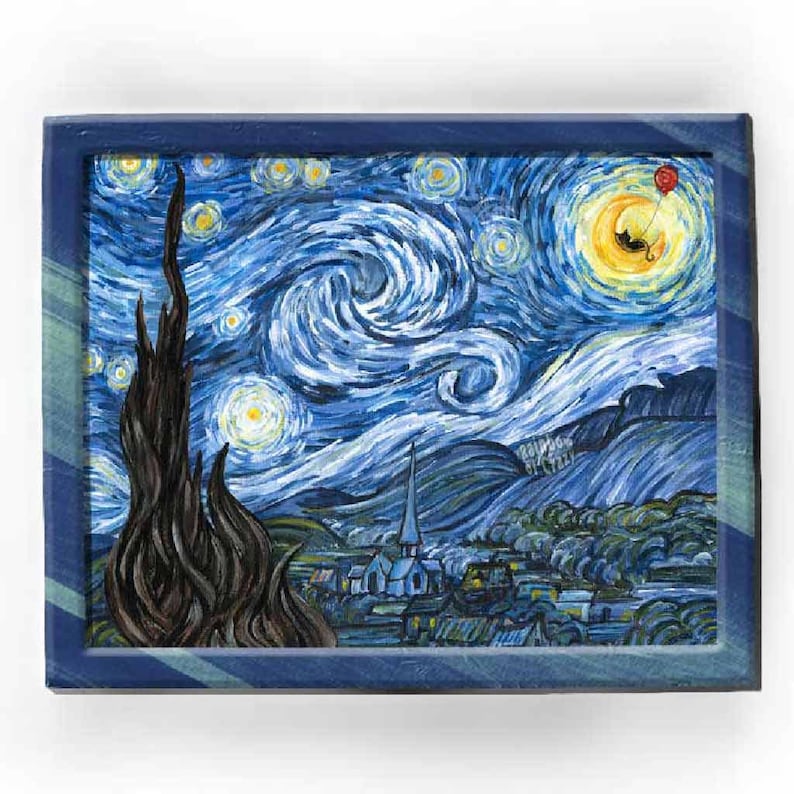 Pu&ograve; includere: Un dipinto incorniciato che rappresenta un cielo notturno stellato con un cielo blu e bianco vorticoso, una luna gialla e una sagoma scura di un albero in primo piano. Un piccolo palloncino rosso &egrave; attaccato a un uccello nero che vola vicino alla luna.