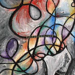 Op de afbeelding: Abstract schilderij op canvas met zwarte lijnen en kleurrijke swirls. Het schilderij is 12x18 inch en heeft een grijze achtergrond.