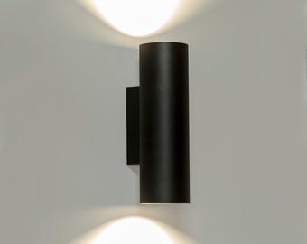Luminária de parede externa: arandela preta para varanda, fachada e iluminação externa.