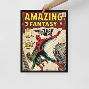 Può includere: Copertina di fumetto vintage incorniciata di Amazing Fantasy con Spider-Man in posa dinamica. La copertina ha un aspetto invecchiato e usurato con il testo "The World's Most Amazing New Hero!" e "With great power there must also come-great responsibility!"