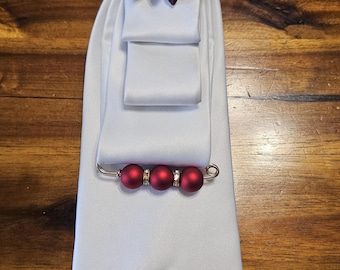 Corbata ceremonial blanca – Inspirada en la Estrella de Oriente, con detalles de joyas