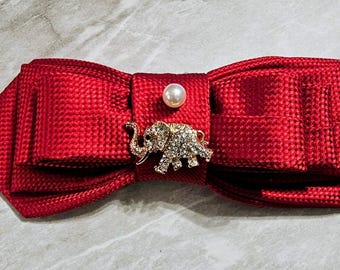 Pajarita Crimson Legacy Statement / Broche de elefante de perlas rojas