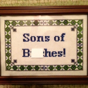 MÖNSTER MOGEN Sons of Bitches! 5x7" Rolig Subversiv Korsstygnsprovlapp