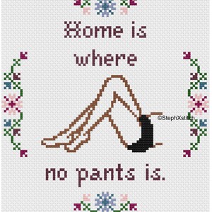 Könnte beinhalten: Kreuzstichmuster mit floralem Rand und dem Text "Home is where no pants is."