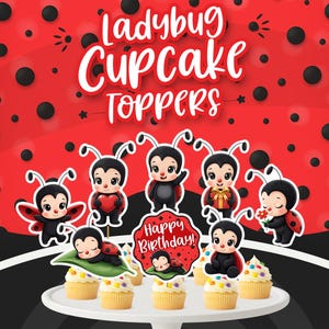 Può includere: Topper per cupcake a forma di coccinella su sfondo rosso e nero a pois. I topper presentano coccinelle dei cartoni animati in varie pose, alcune con regali o fiori. Le parole "Ladybug Cupcake Toppers" e "Happy Birthday!" sono visualizzate.