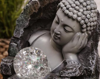 Fontana d'acqua da interno con Buddha illuminato Zen