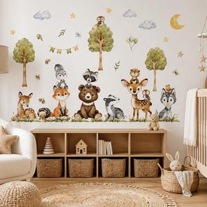 Può includere: Un set di adesivi murali stravaganti con animali del bosco, alberi, nuvole e stelle. Il set include un cervo, una volpe, un orso, un procione, un tasso e un lupo. Il design utilizza colori tenui e tenui.