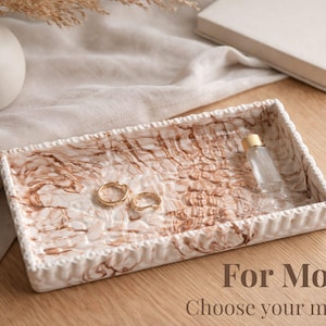 Può includere: Un cartello in legno rustico con la scritta "Welcome to our home" in lettere bianche. Il cartello presenta una finitura invecchiata e un design semplice e accogliente, perfetto per un portico o un ingresso.